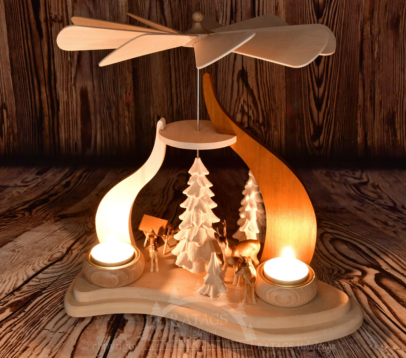 Pyramide en bois massif, cerfs modernes, bougies chauffe-plat