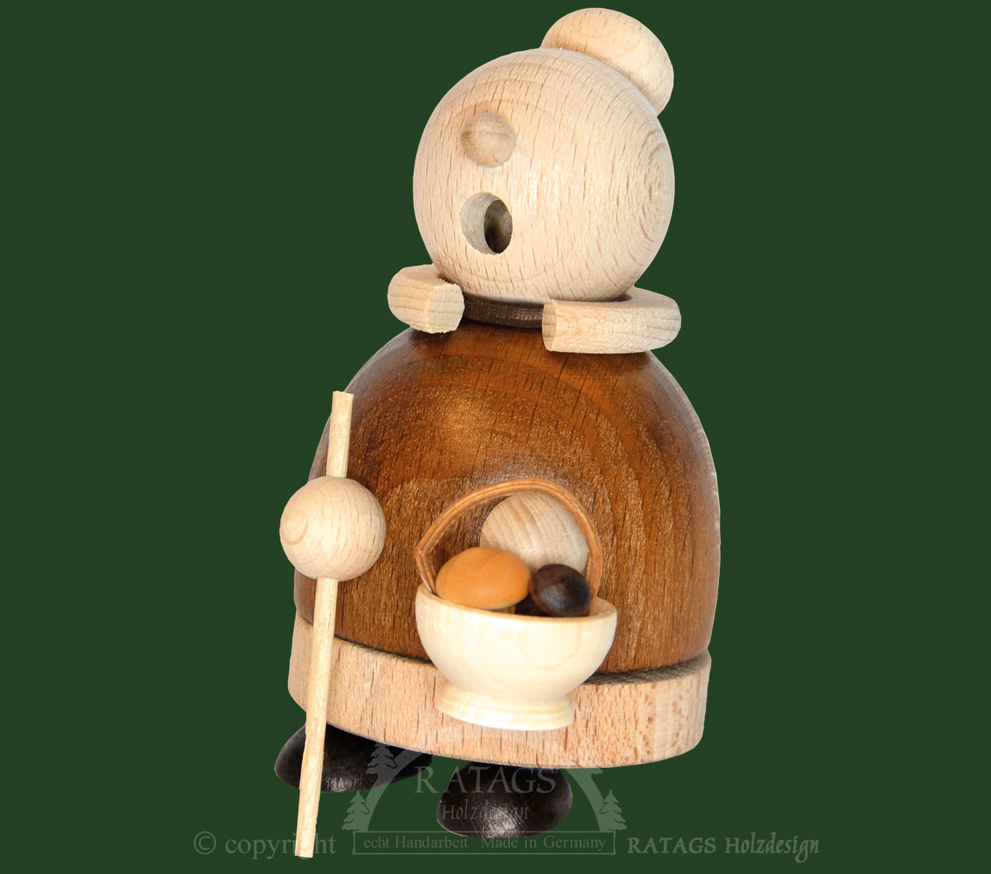 Omino fumatore, nonna con cesto di funghi