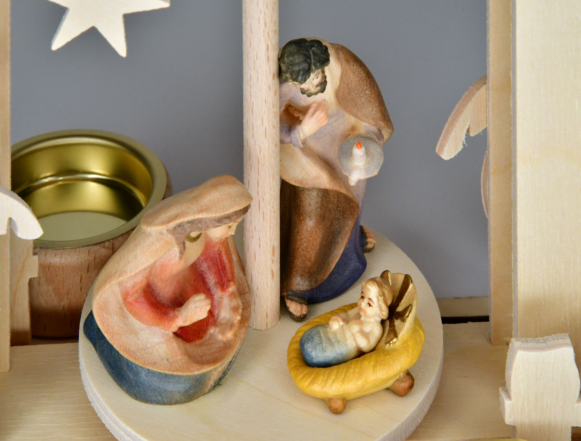 Sterrenboogpiramide, Heilige Familie, 3 Tiroolse figuren, kleur, theelichtjes