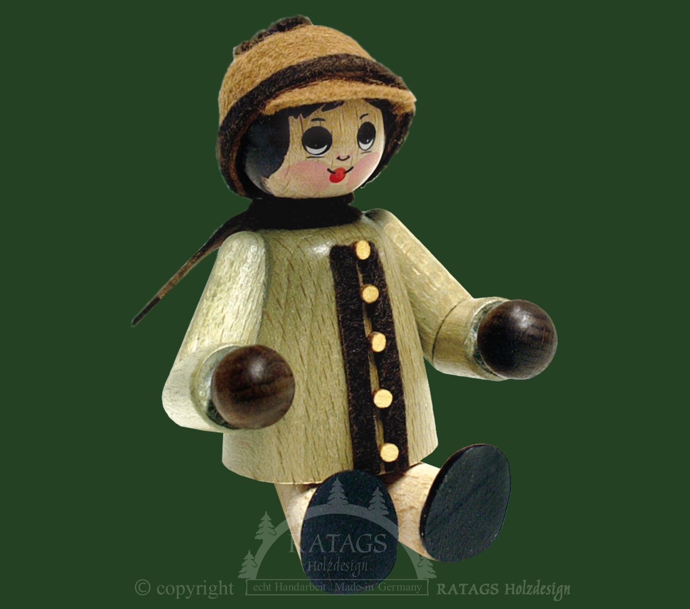 Duża figurka chłopca w czapce, siedzącego