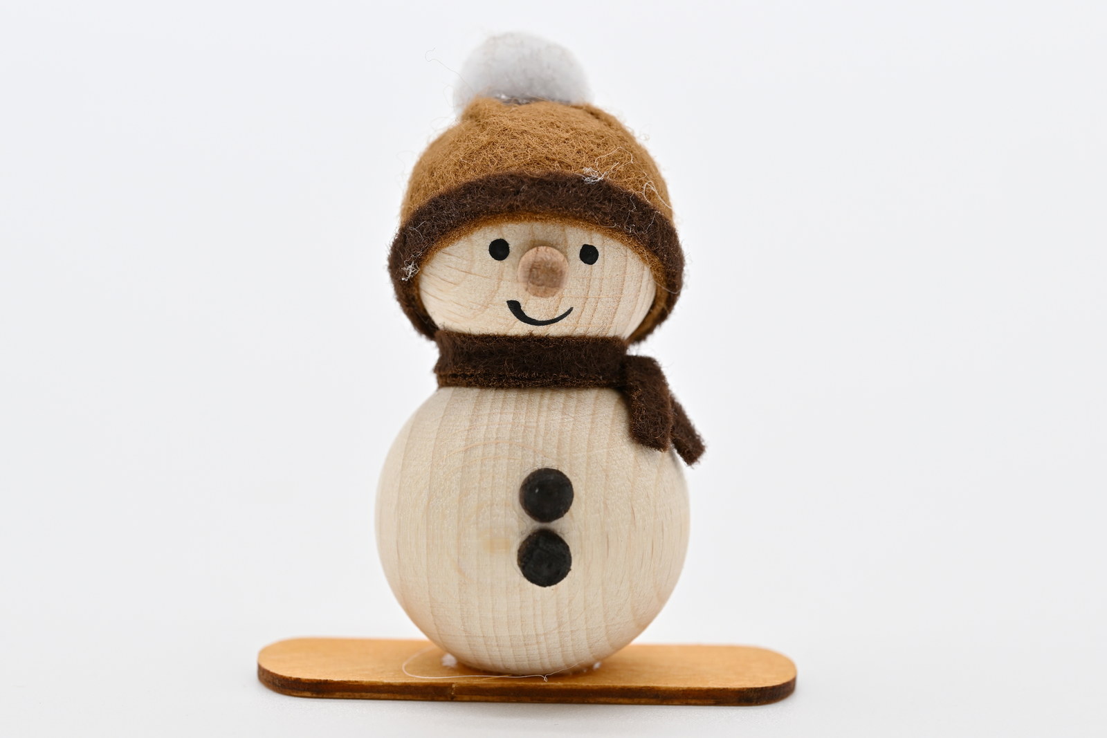 Schneemann auf Snowboard, 5 cm braune Mütze