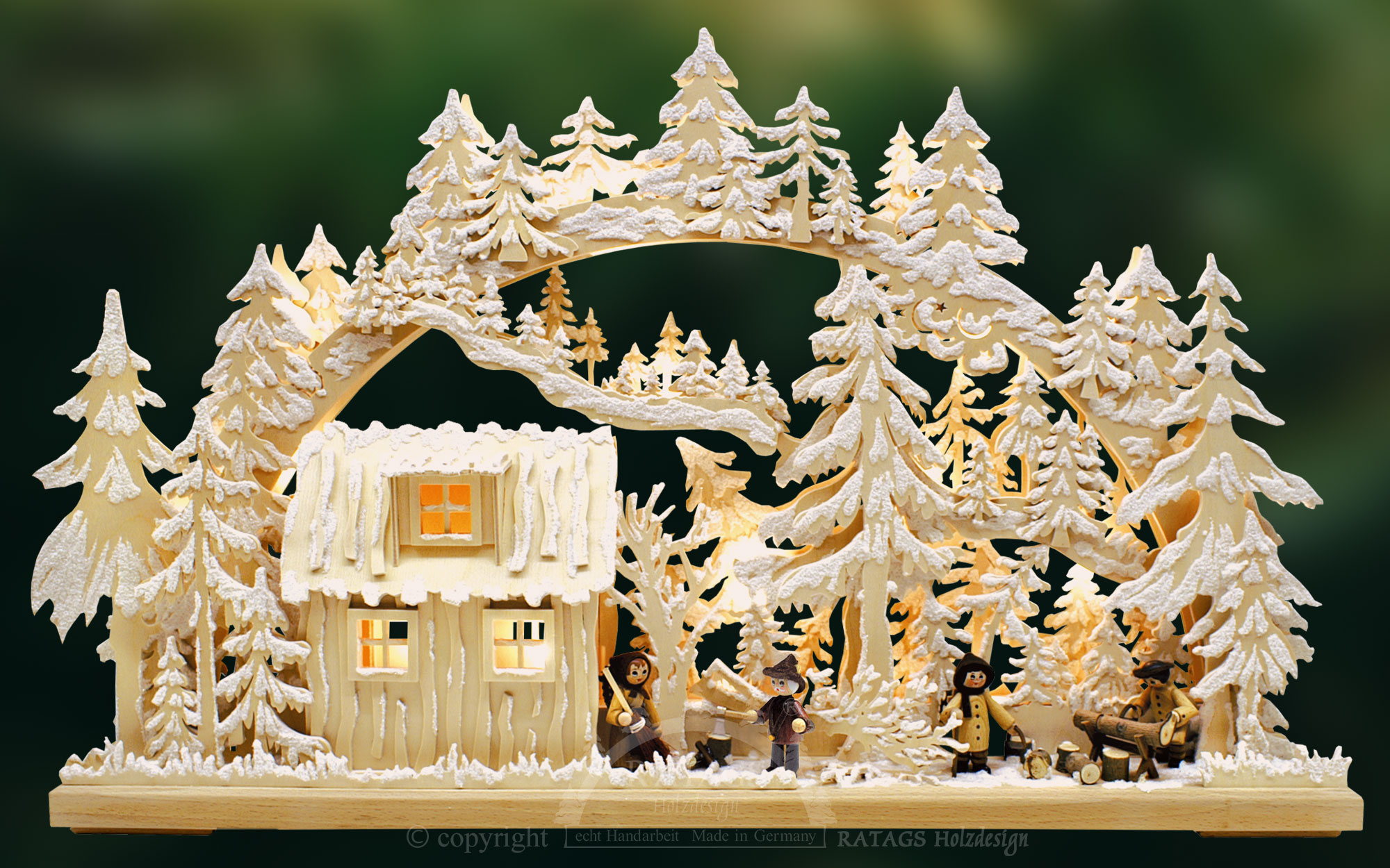 3D-Schwibbogen, mittelgroß, Blockhütte mit Waldarbeitern, Raureif