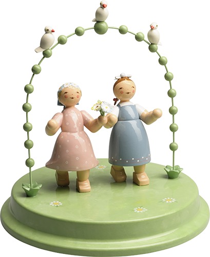 Liebespaar im Bogen mit drei Täubchen, zwei Damen