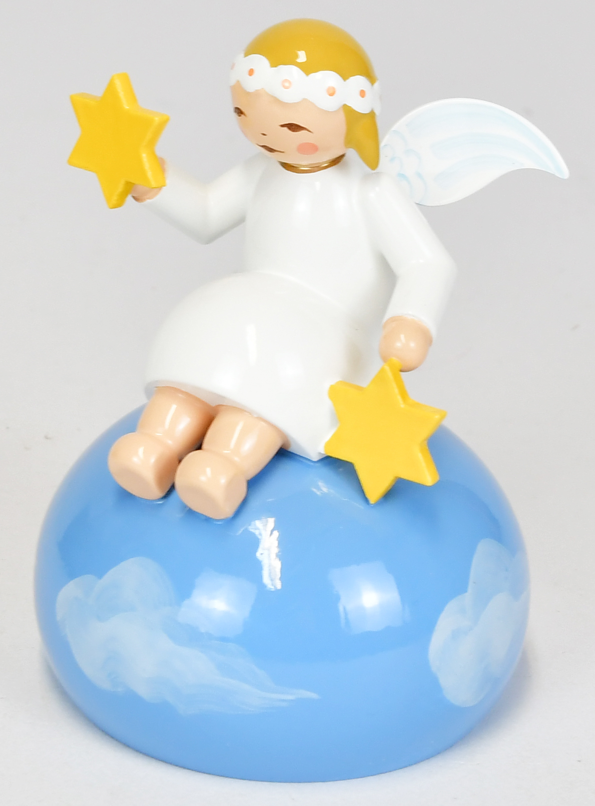 Engel mit Margeritenkranz auf Wolken, sitzend, blondes Haar