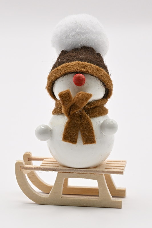 Schneemann weiß auf Schlitten H 6,5 cm Schneemann weiß auf Schlitten H 6,5 cm