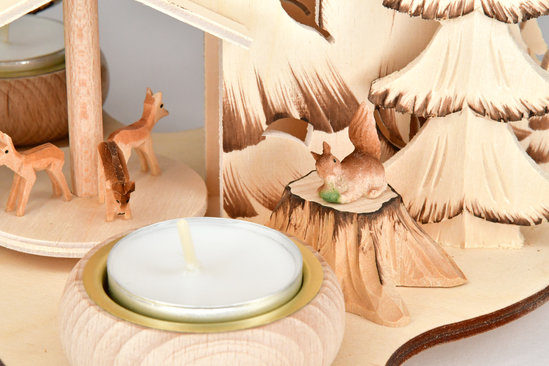Tannenpyramide, Waldmann und Rehe, mit Räucherhaus, handbemalt, braun