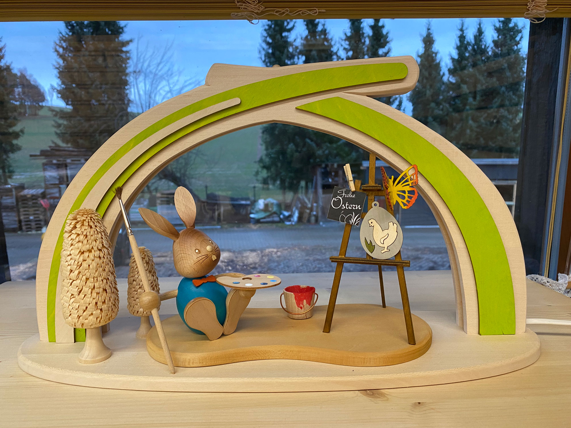 Massivholzbogen Ostern, Stupsi mit Staffelei, grün, LED-Stripe, halb USB