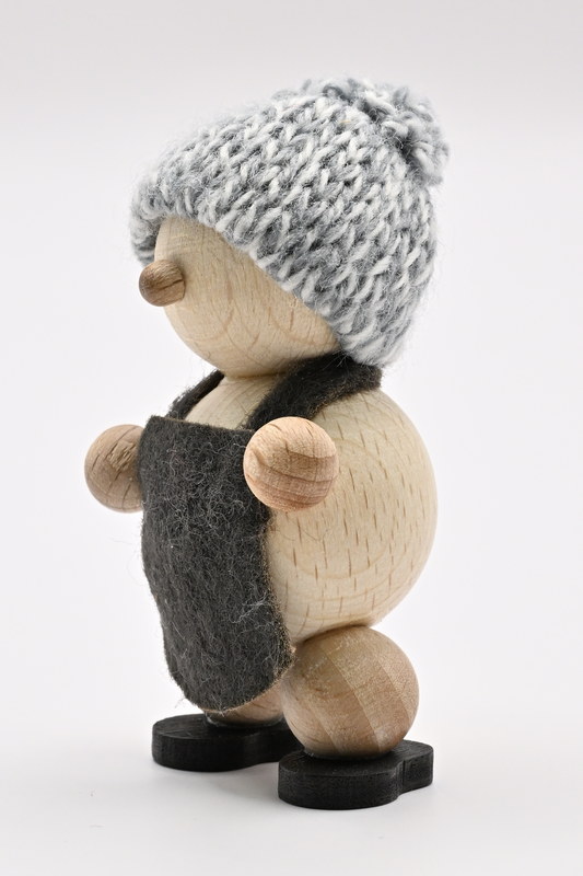 Boneco de neve natural, em pé, gorro cinza, avental cinza