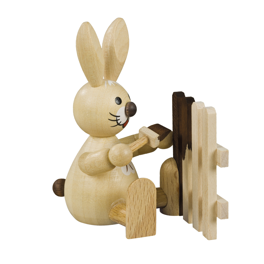 Coniglietto pasquale seduto mentre dipinge la staccionata, naturale, 7,5 cm