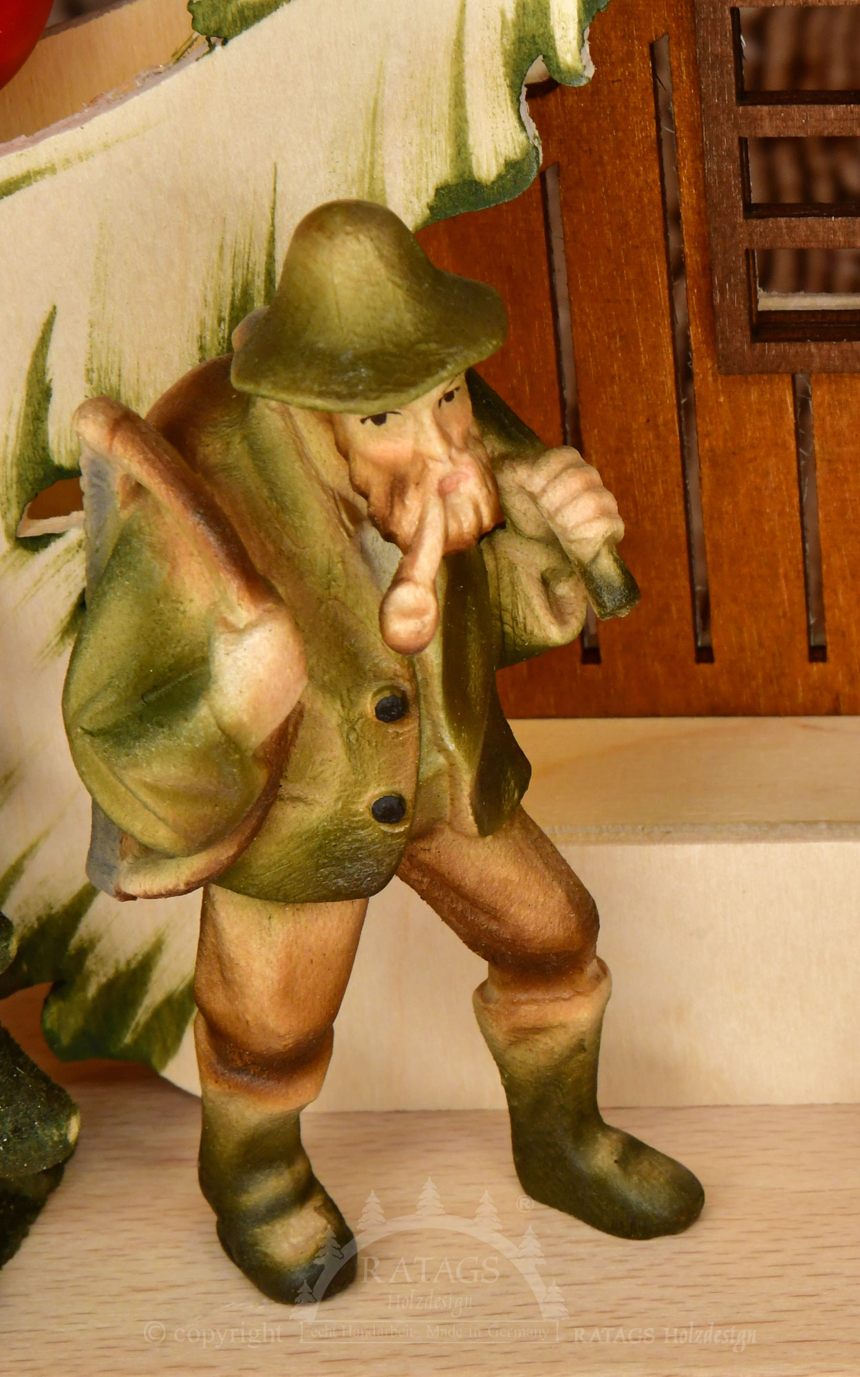 Petit sapin, personnages de la forêt, boules rouges ombrées de vert, USB intégré