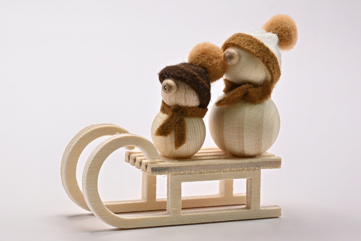 Schneemänner auf Schlitten, natur H 5 cm