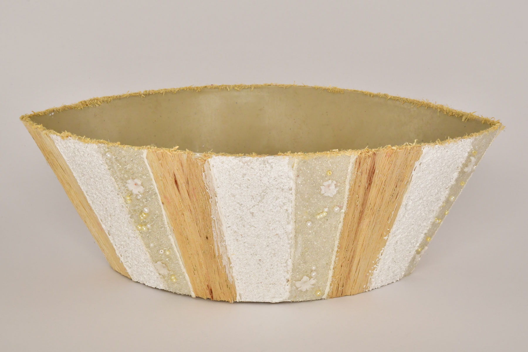 Sisal plant pot with natural materials, pointed oval bowl
