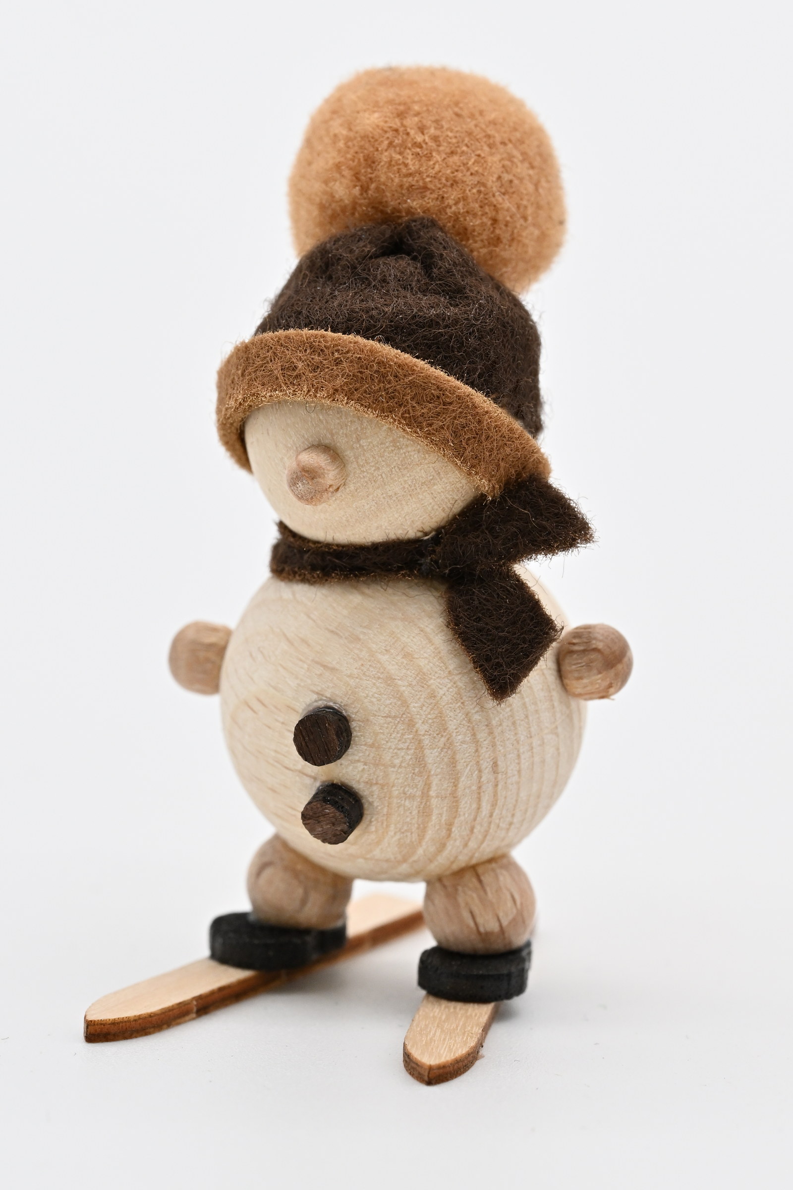 Schneemann natur, auf Ski braune Mütze, H 5 cm
