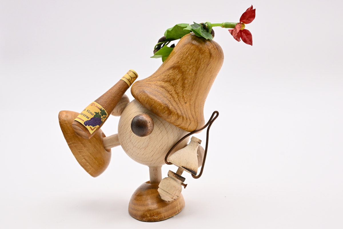 Figura, boscaiolo, capestro di legno, bastone, sega, berretto marrone