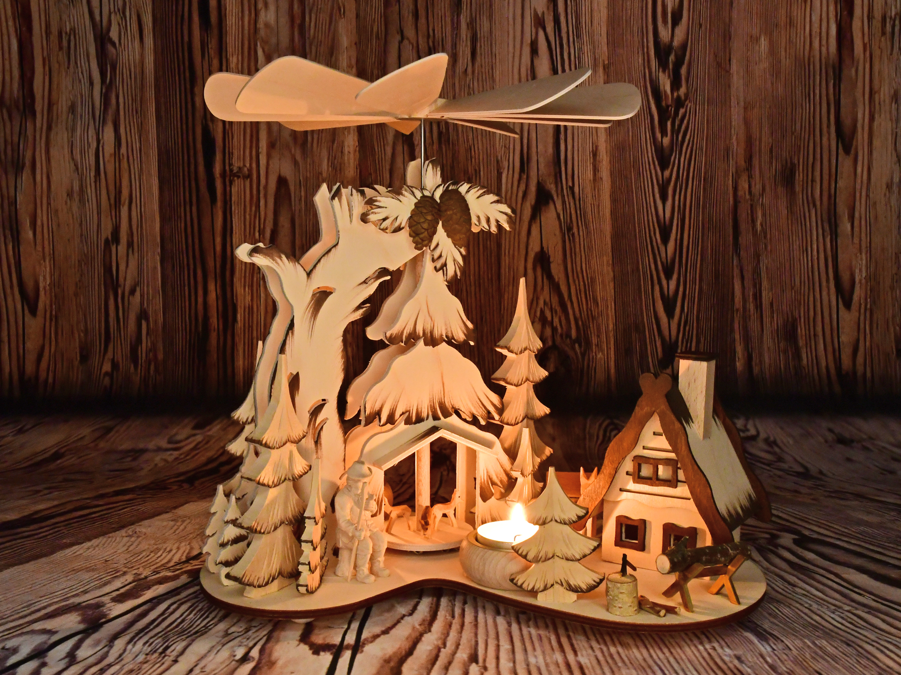Tannenpyramide, Waldmann und Rehe, mit Räucherhaus, handbemalt, braun