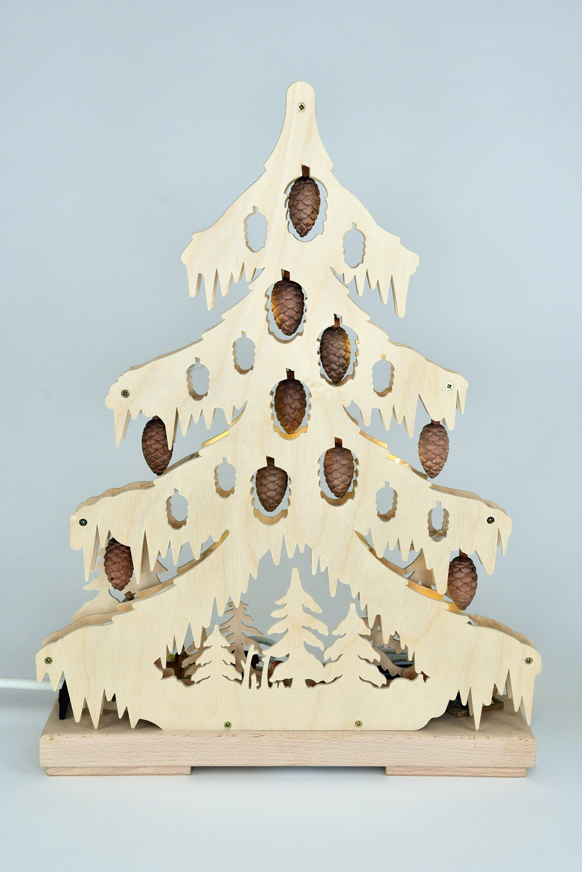 Petit sapin, animaux dans la forêt, nature, pommes de pin sculptées et chevreuils