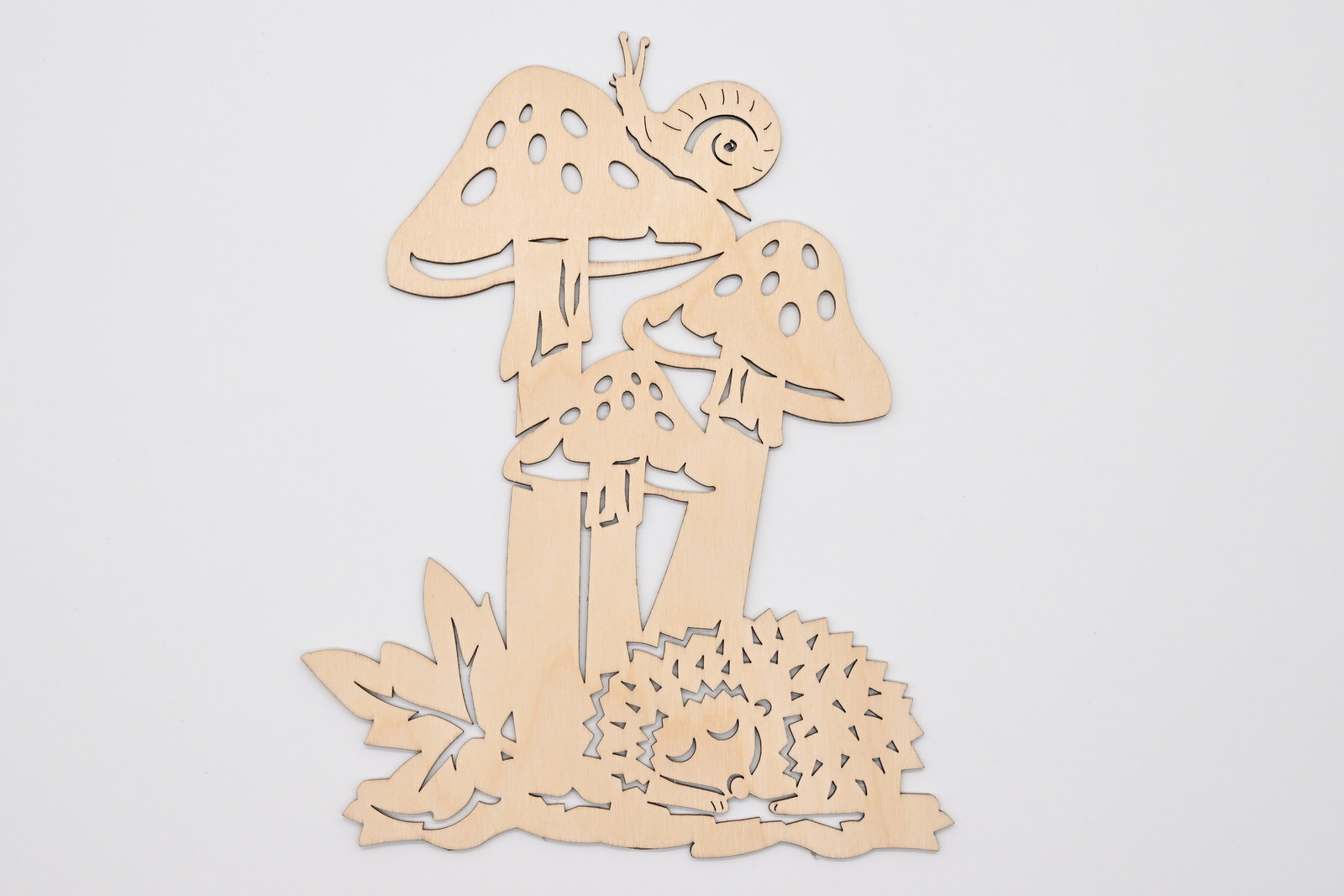 Fensterbild, schlafender Igel unter Pilz