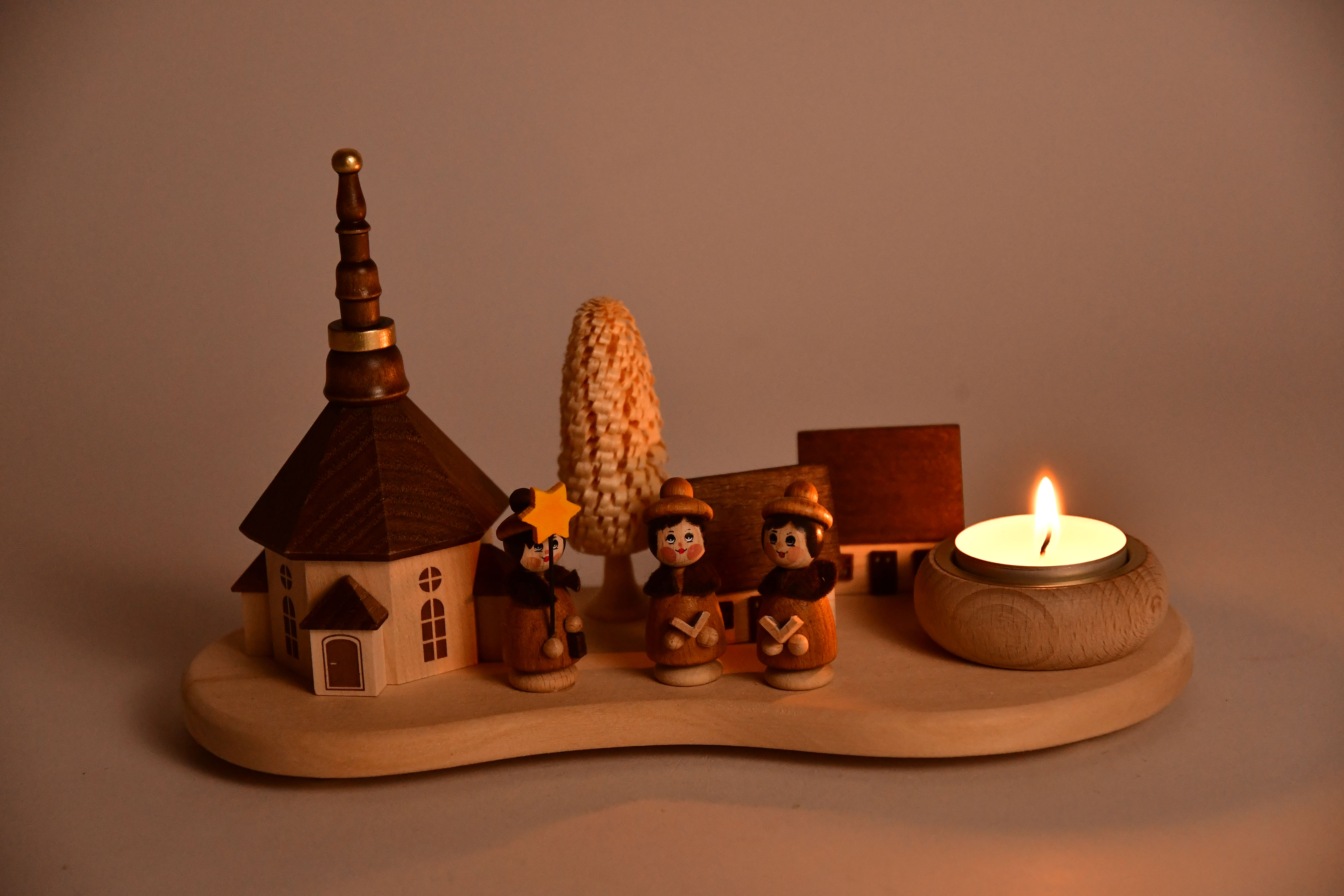 Table decorations, carol singers