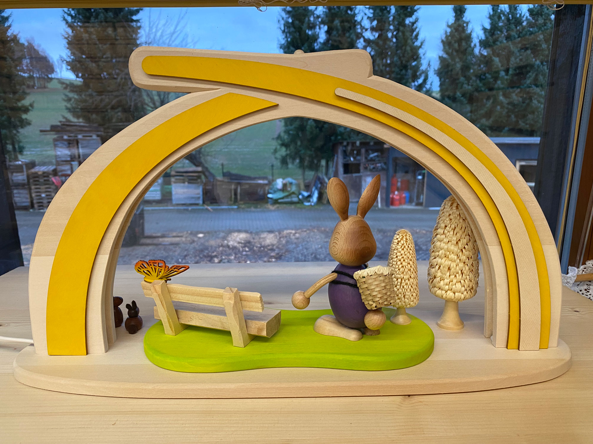 Massivholzbogen Ostern, Stupsi mit Bank, gelb, LED-Stripe, halb USB