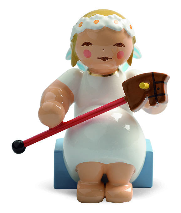 Margeritenengel, sitzend, mit Steckenpfe