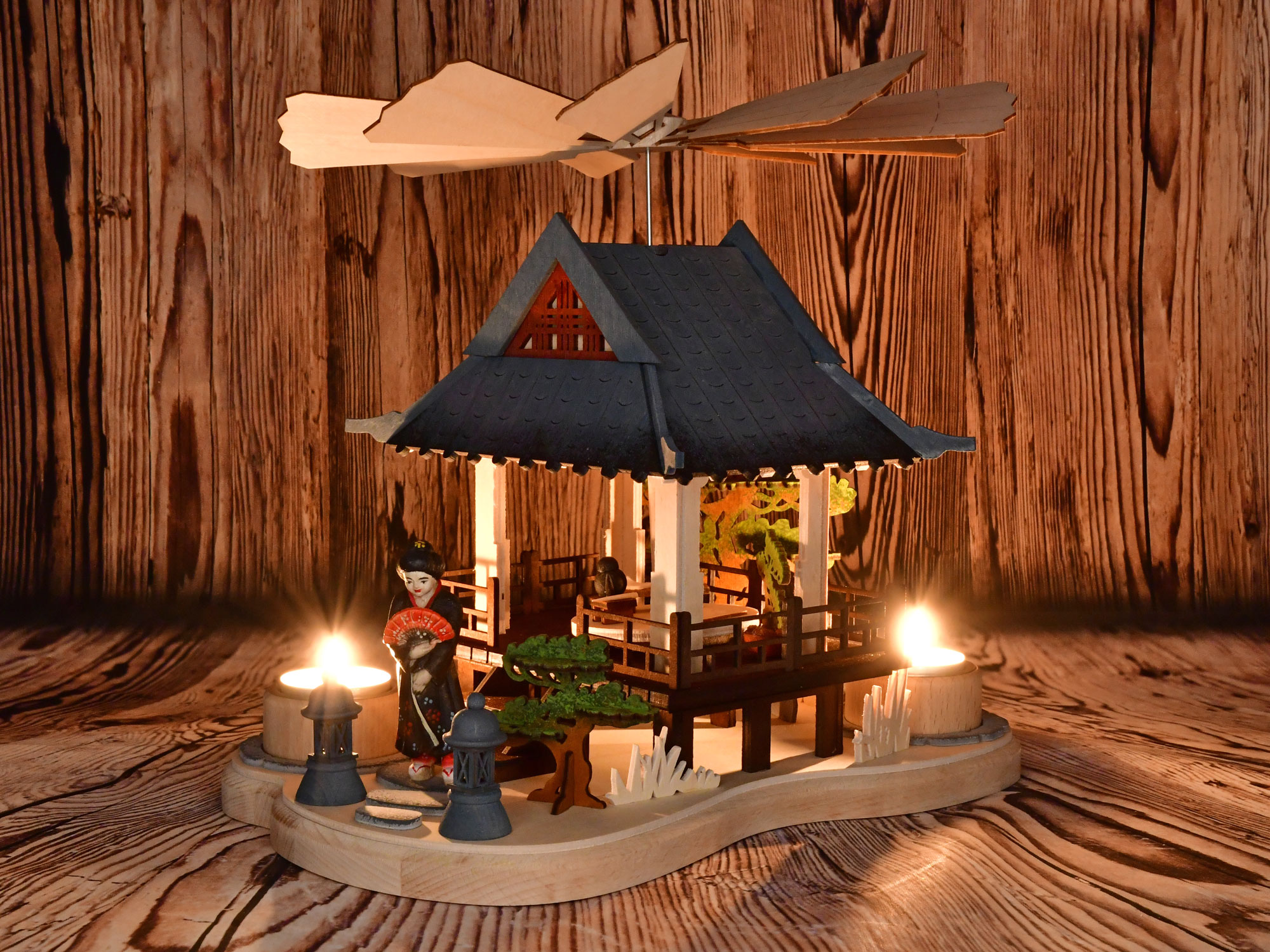 Pyramide Japan, farbig, handbemalt mit Massivholzfigur Pyramide Japan, farbig, handbemalt mit Massivholzfigur