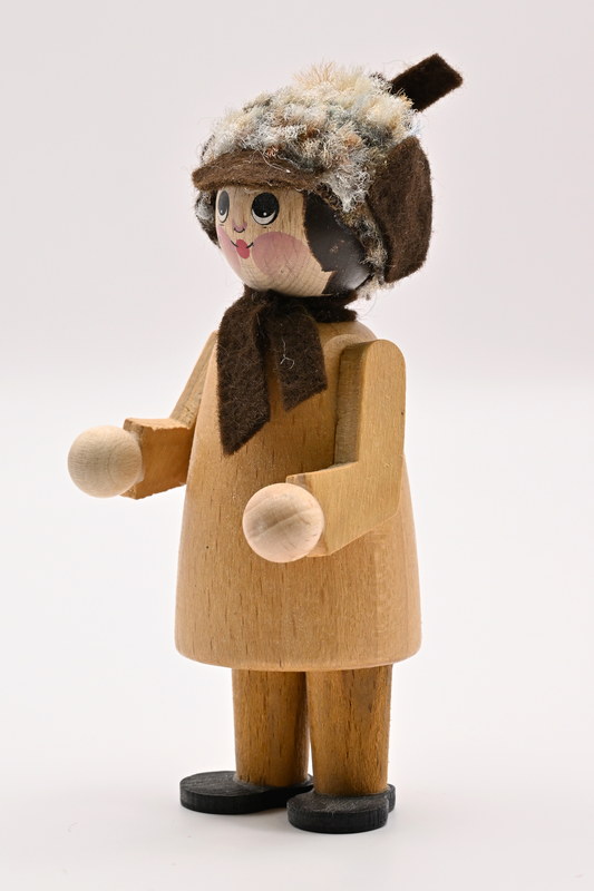 Figur groß, Junge mit Mütze, stehend, H 10 cm