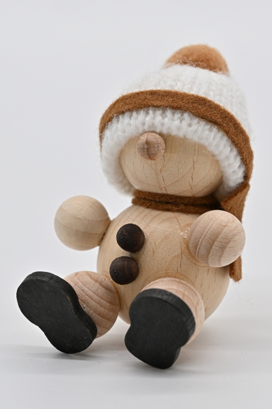 Zittende sneeuwpop, witte muts, 7 cm