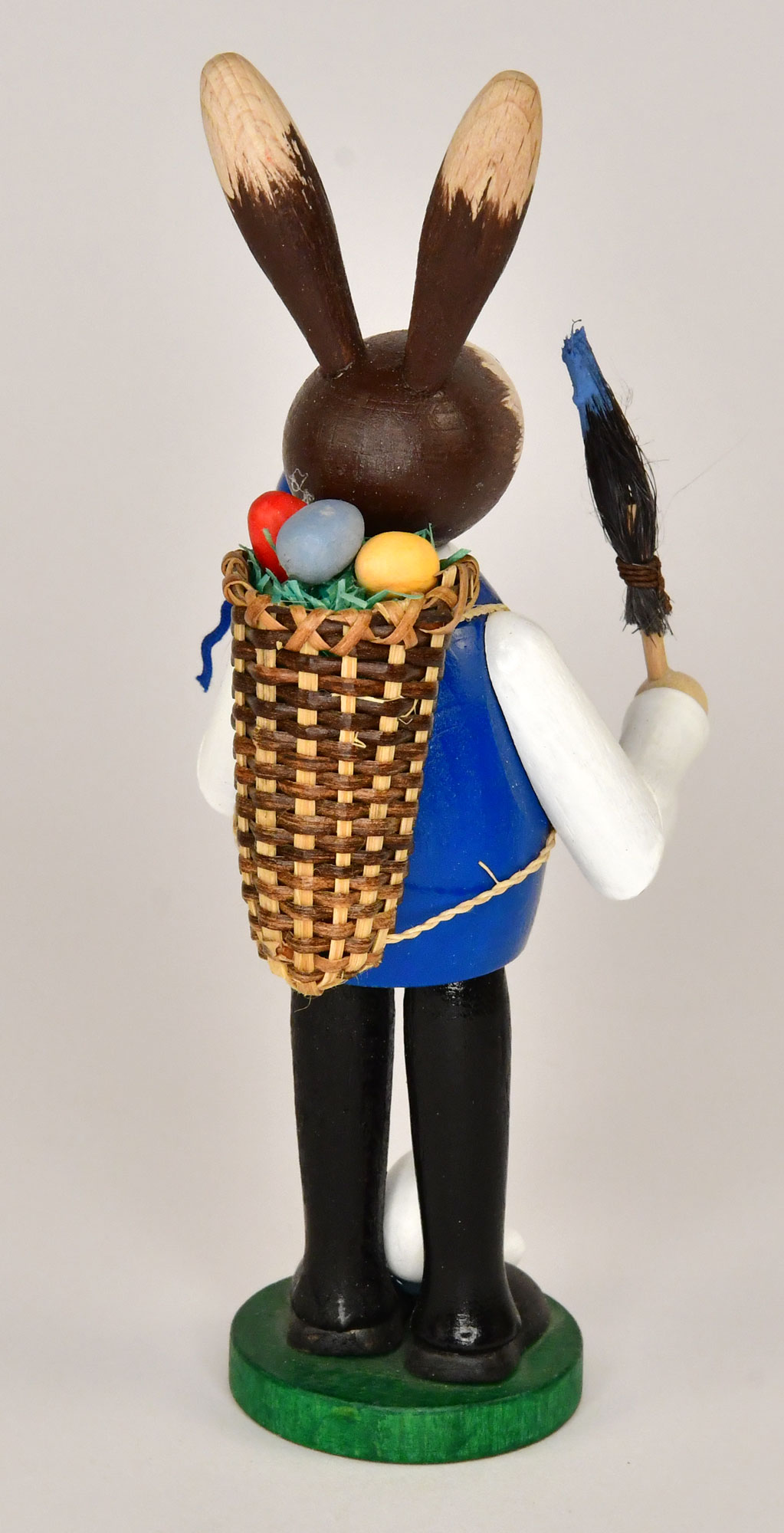 Osterhase mit Pinsel und Ei