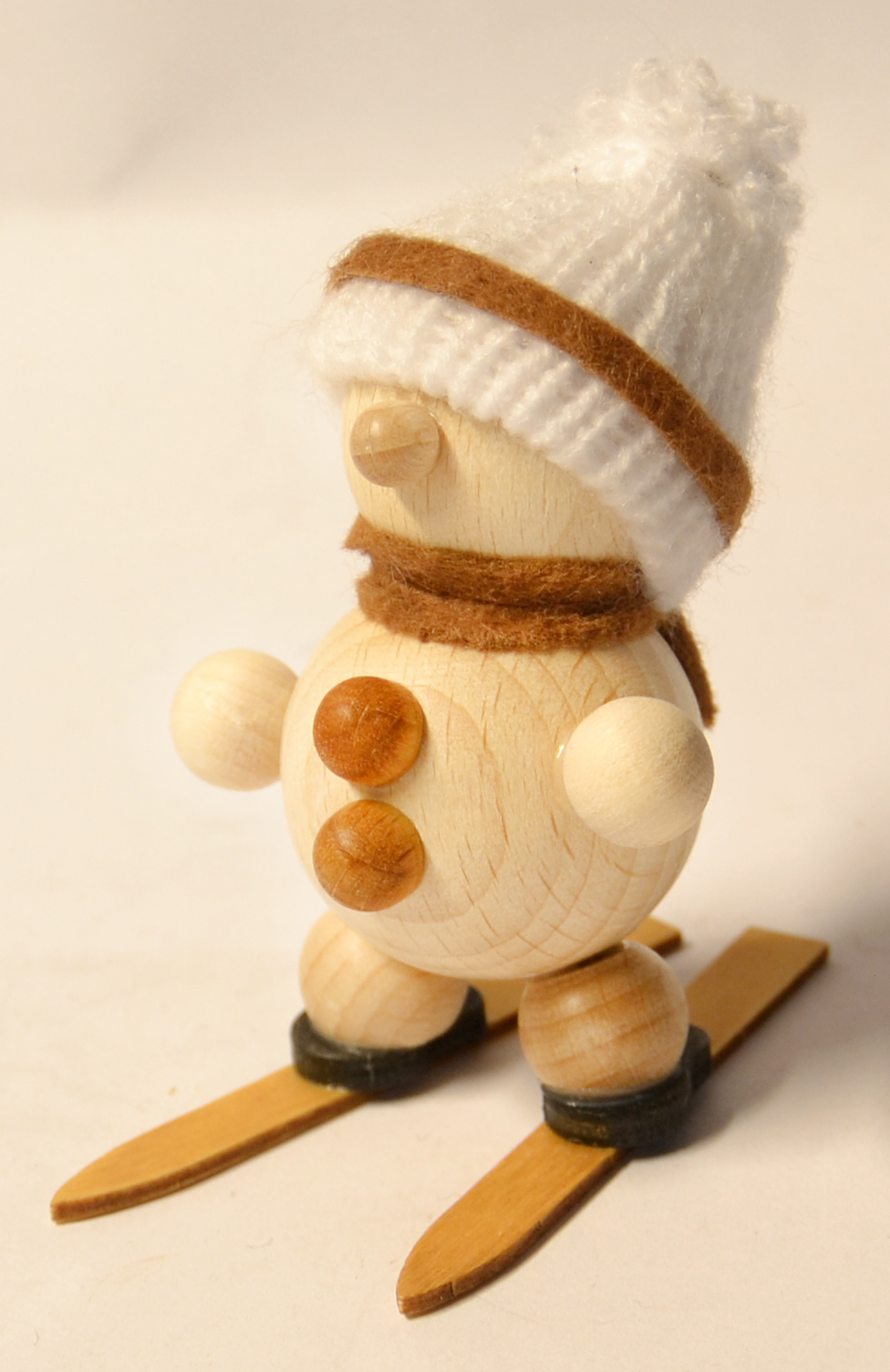 Schneemann auf Ski, Mütze/weiß-ocker Schneemann auf Ski, Mütze/weiß-ocker