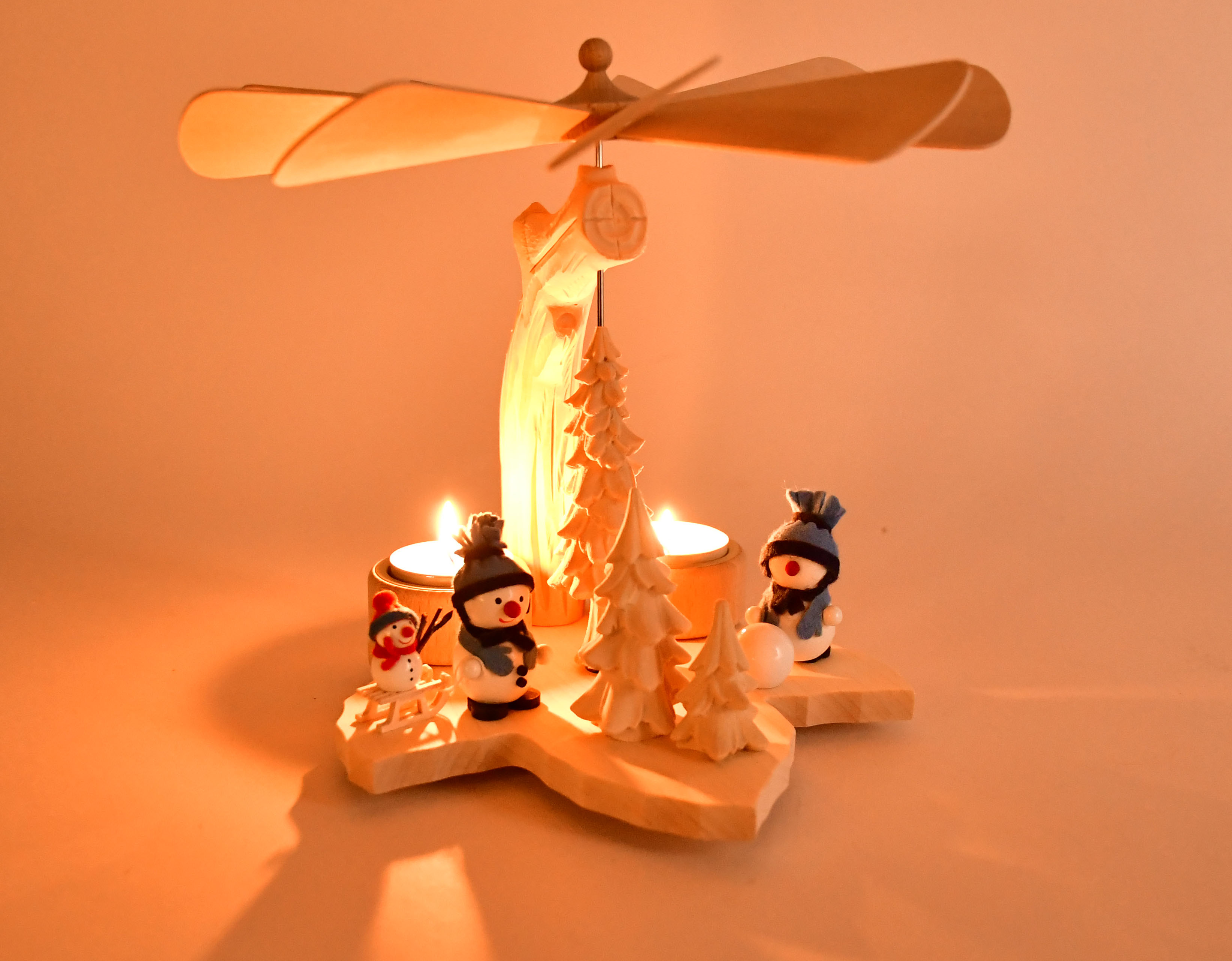 Solid wood pyramid, 3 snowmen with blue hats