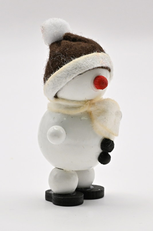 Hóember fehér, álló, barna sapkával, magasság 6 cm