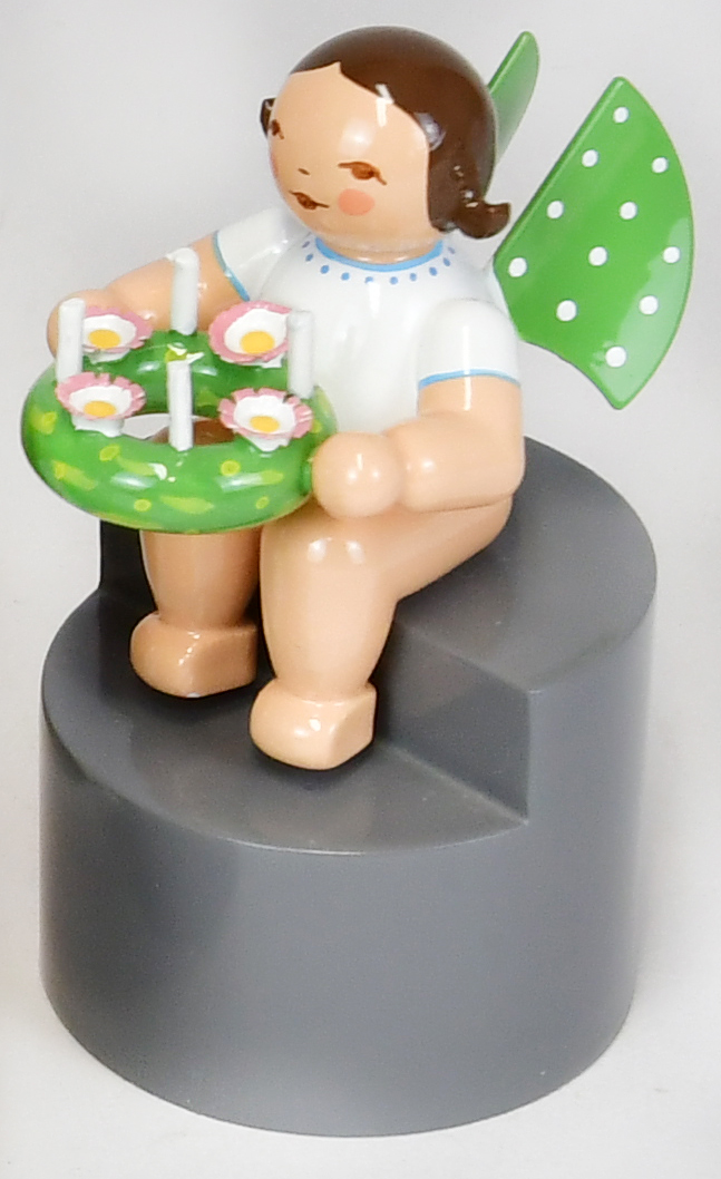 Engel mit Kranz, auf Podest dunkles Haar