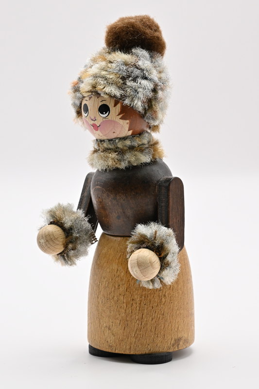 Figura grande, mujer en invierno, 11 cm de altura.