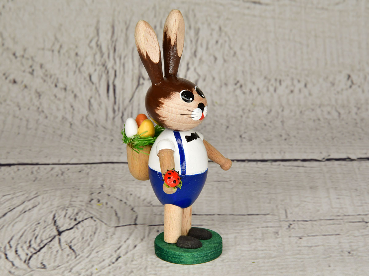 Osterhasenjunge mit Korb