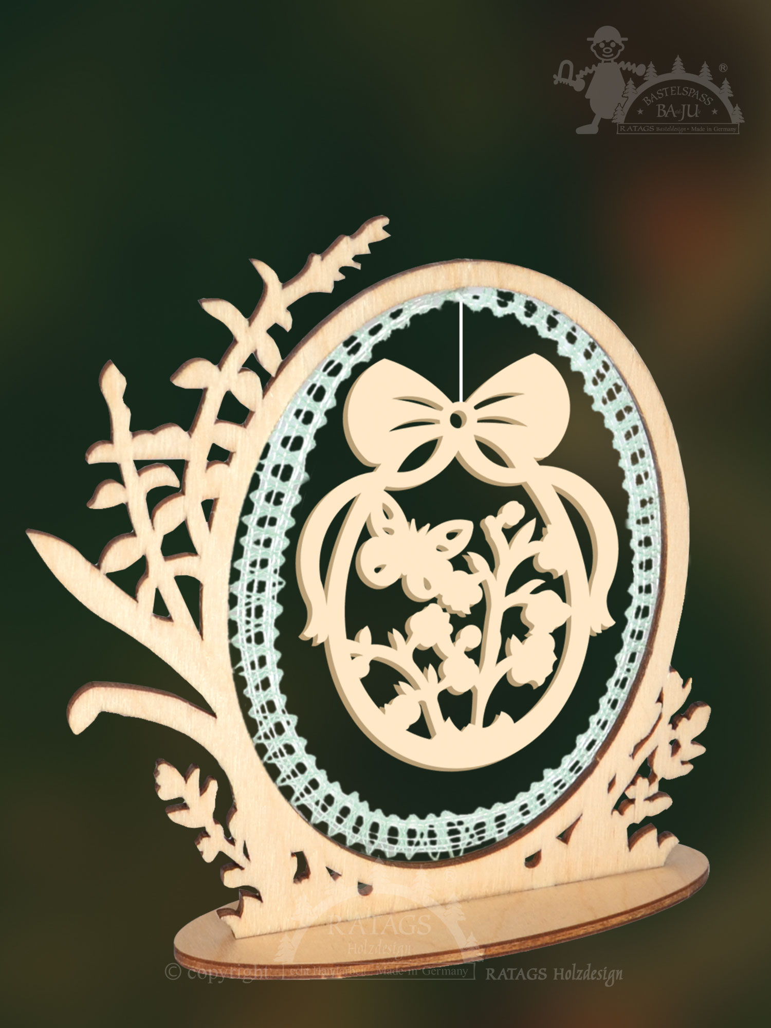 Cadre à dentelle, œuf dans la verdure