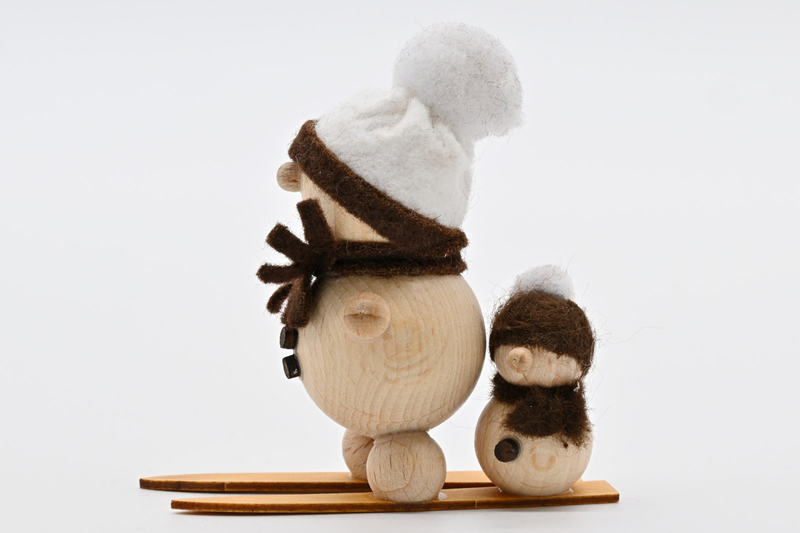 2 Schneemänner auf Ski 6 cm