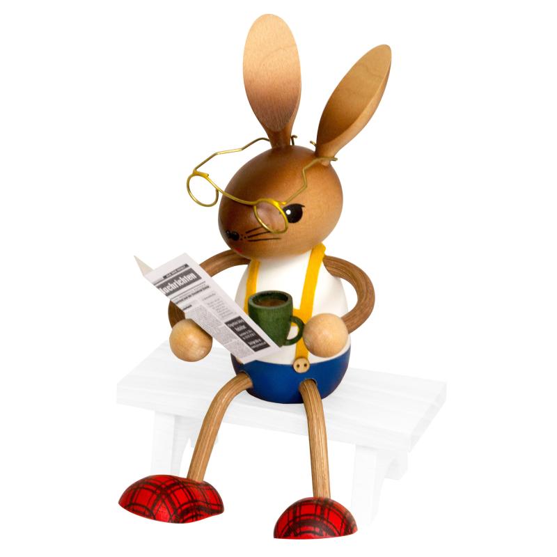 Hase mit Kaffee und Zeitung