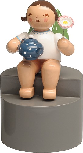 Engel mit Kanne und Blume, auf Podest dunkles Haar