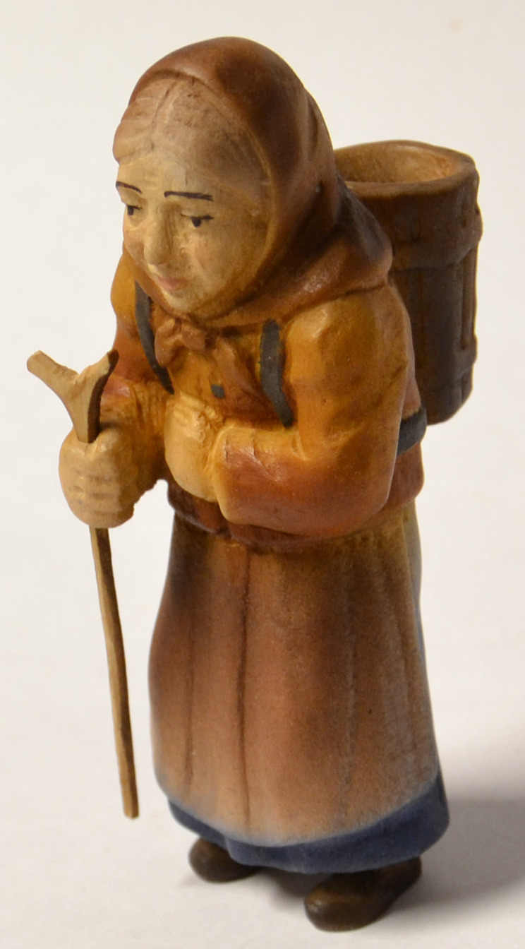 Oma mit leerem Huckkorb, coloriert 90 mm Oma mit leerem Huckkorb, coloriert 90 mm