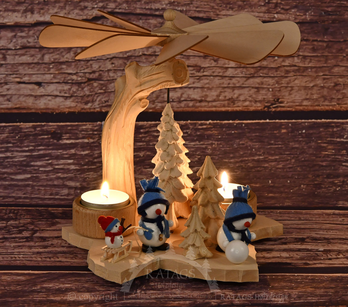 Massivholzpyramide, 3 Schneemänner blaue Mützen
