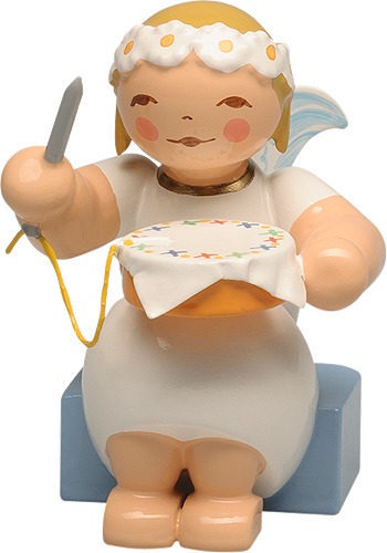 Margeritenengel, sitzend, mit Stickrahme