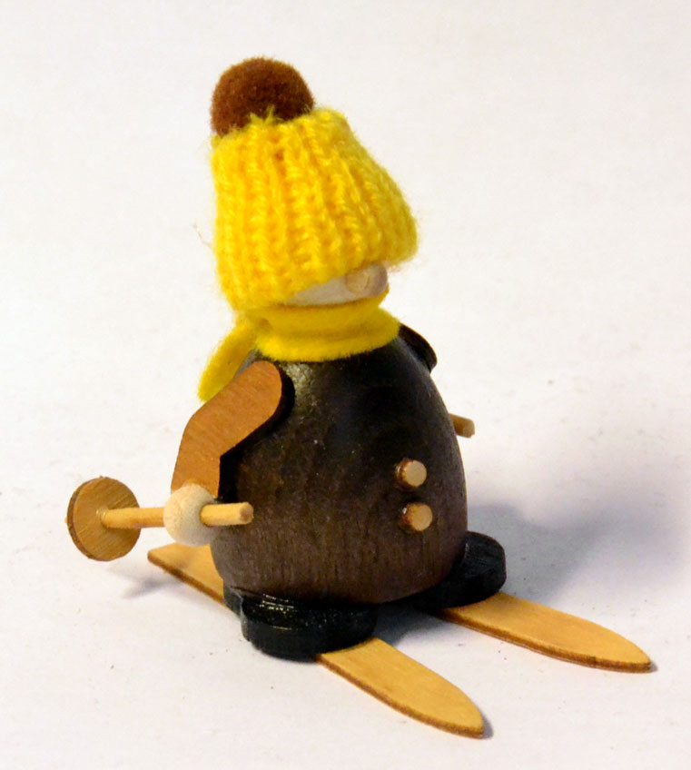 Molli Wiki, braun, gelbe Mütze, auf Ski Molli Wiki, braun, gelbe Mütze, auf Ski