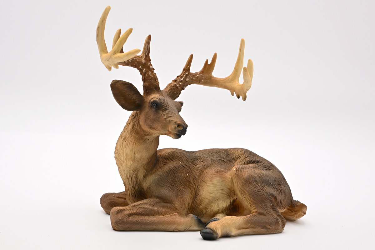 Hirsch sitzend, H 13,5 cm