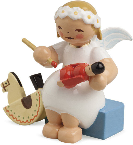 Margeritenengel, sitzend, mit Reiterlein