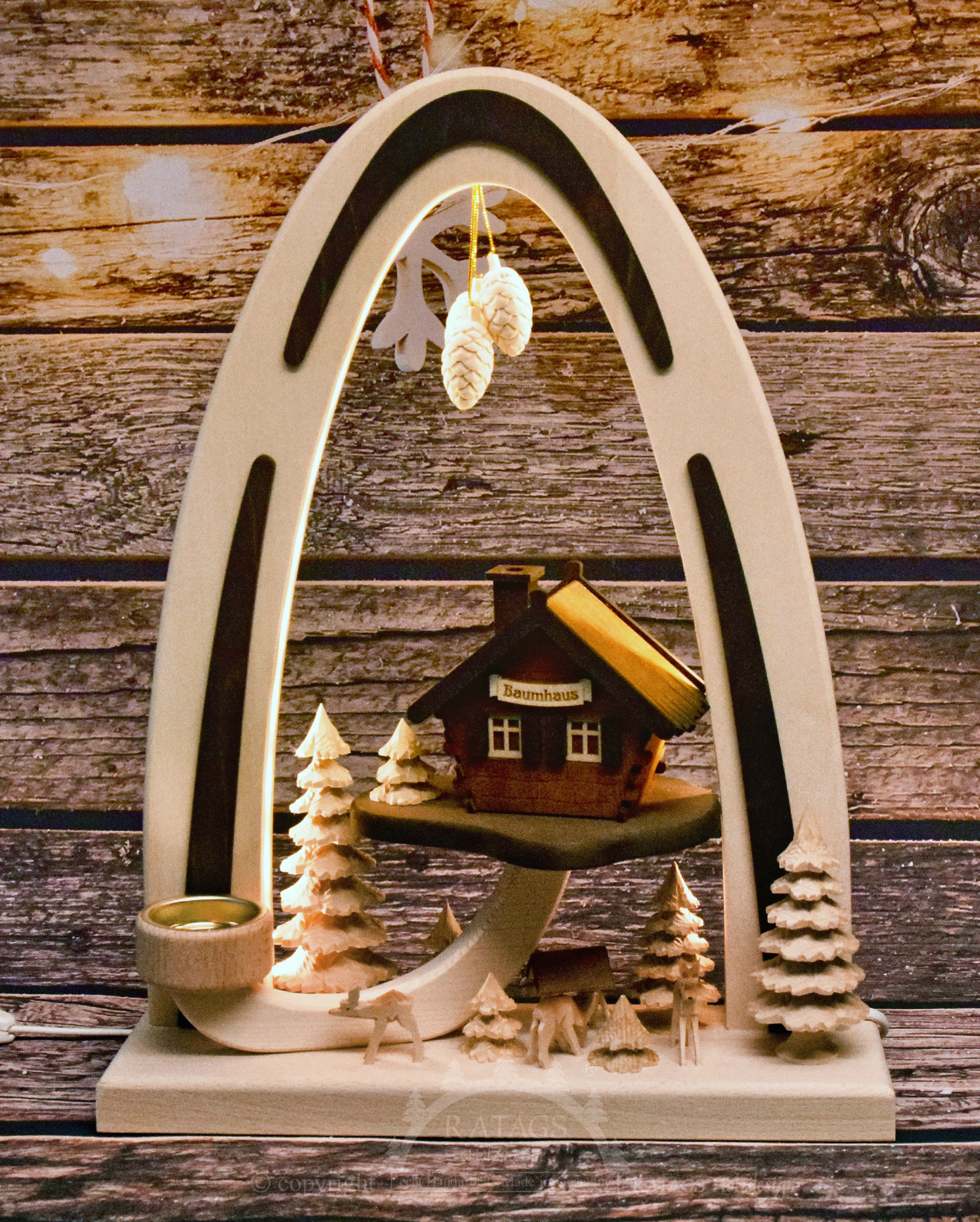 Arco de madera maciza, en la casa del árbol