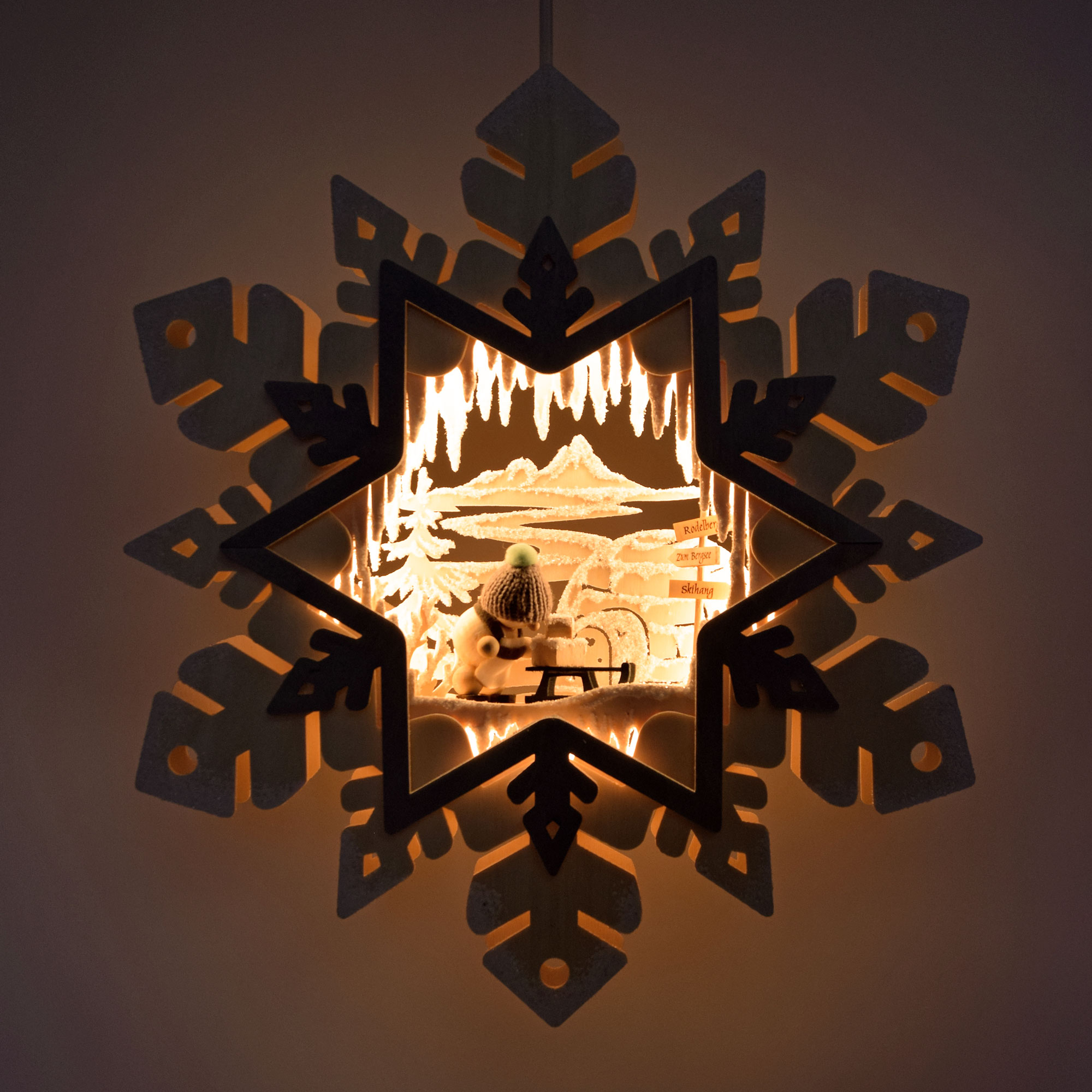 LED-Fensterbild,beleuchtet, Schneeflocke Snowmolly und Schlitten, Raureif