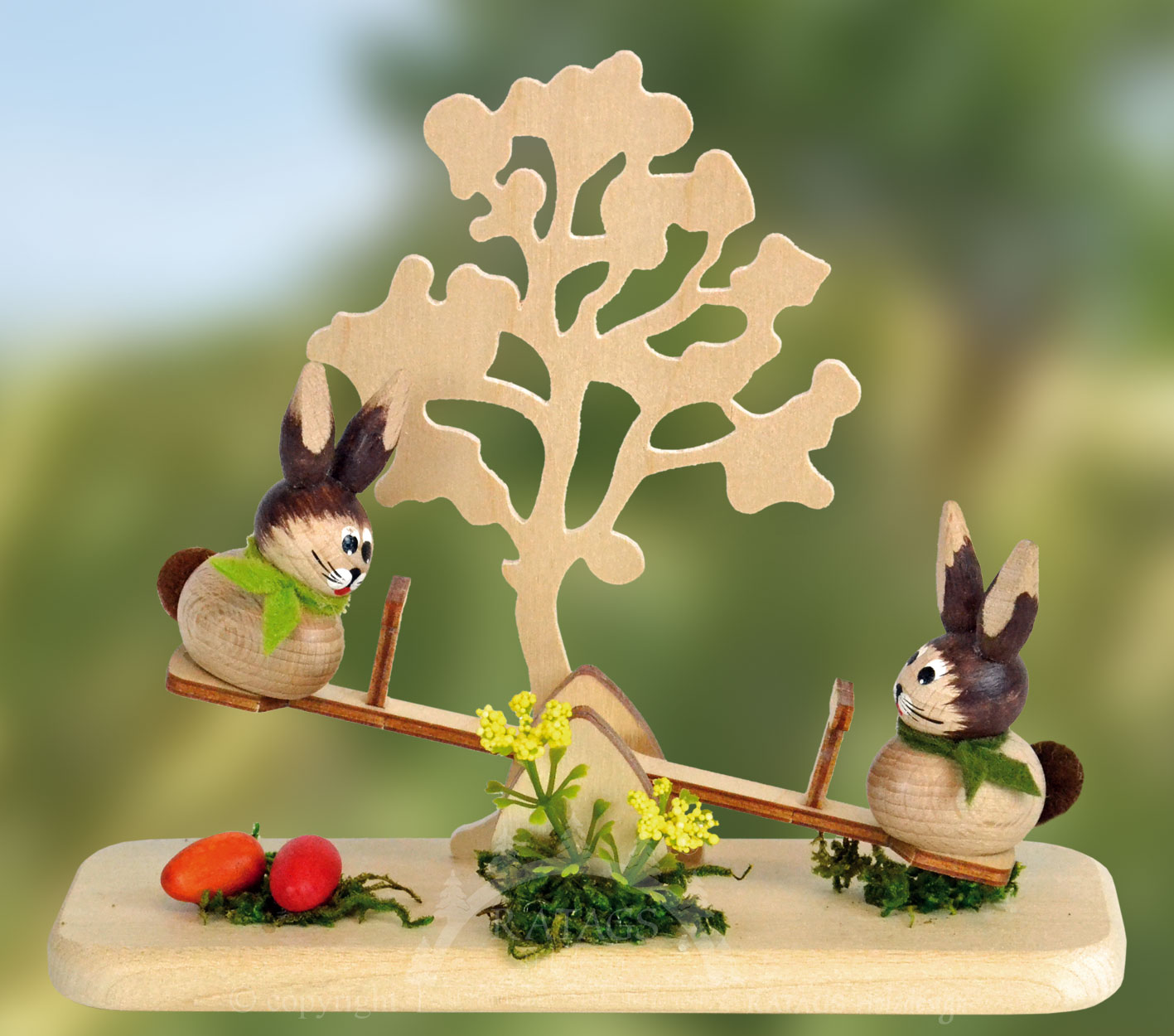 Hasenspielplatz mit Baum und Wippe