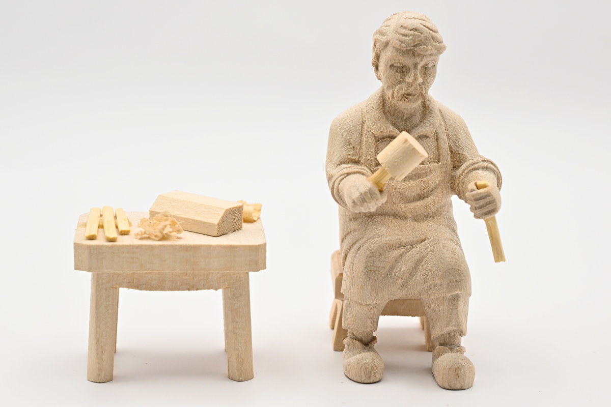 Woodcarver, seated 50 x 85 mm