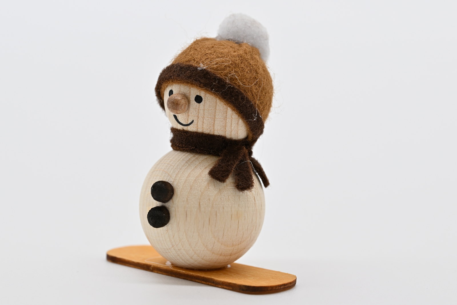Schneemann auf Snowboard, 5 cm braune Mütze