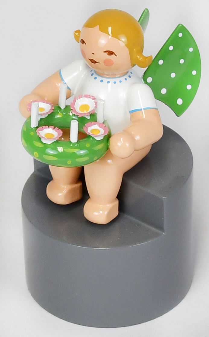 Engel mit Kranz, auf Podest blondes Haar